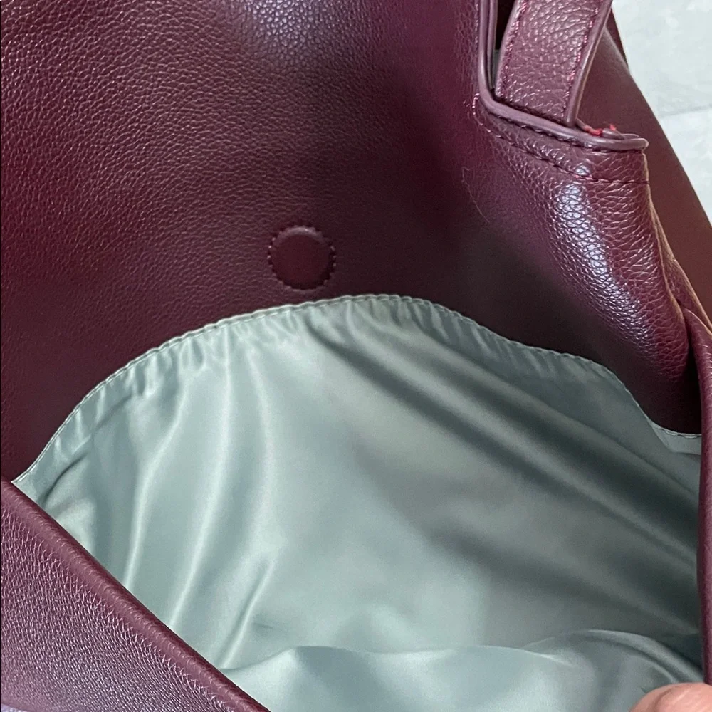 Elegant Burgundy Shoulder Bag - Picture 8 of 16